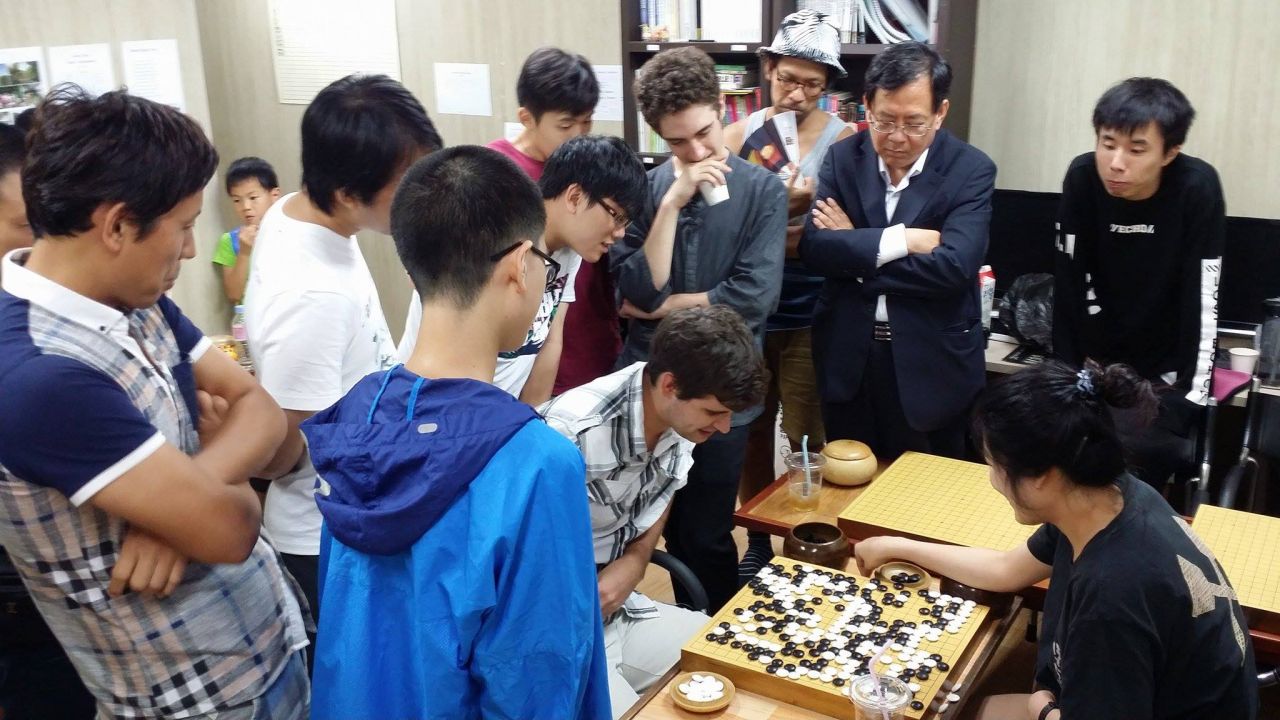 Manuel Velasco 6d playing against Park Jiyun 4p